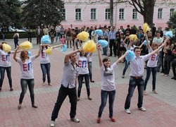Насамкінець пролунала весела пісня у виконанні студентів першого курсу, яку доповнив запальний танець